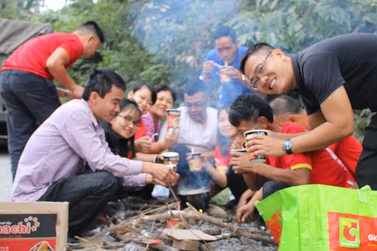 Có mặt trên chuyến xe của hội CĐV VFS Miền Bắc, bạn Trần Huyền chia sẻ: "Chuyến đi này không phải lần đầu tiên hội CĐV VFS Miền Bắc tổ chức đi cổ vũ đường xa nhưng sự không thuận lợi đã khiến nhiều mọi người phải vất vả".