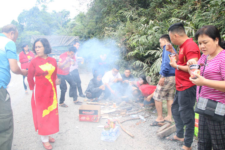 "Được cứ đói giữa rừng bằng những cốc mì gói, thực sự trải nghiệm này mang đến cho mọi người một sự gắn kết khi người đi kiếm củi, người đi chuẩn bị bóc mì, người phải kiếm nước", bạn Trần Huyền chia sẻ thêm.