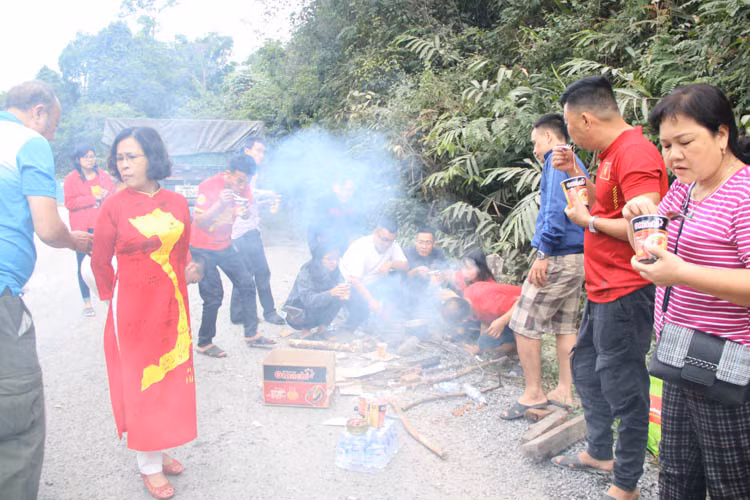 "Được cứ đói giữa rừng bằng những cốc mì gói, thực sự trải nghiệm này mang đến cho mọi người một sự gắn kết khi người đi kiếm củi, người đi chuẩn bị bóc mì, người phải kiếm nước", bạn Trần Huyền chia sẻ thêm.