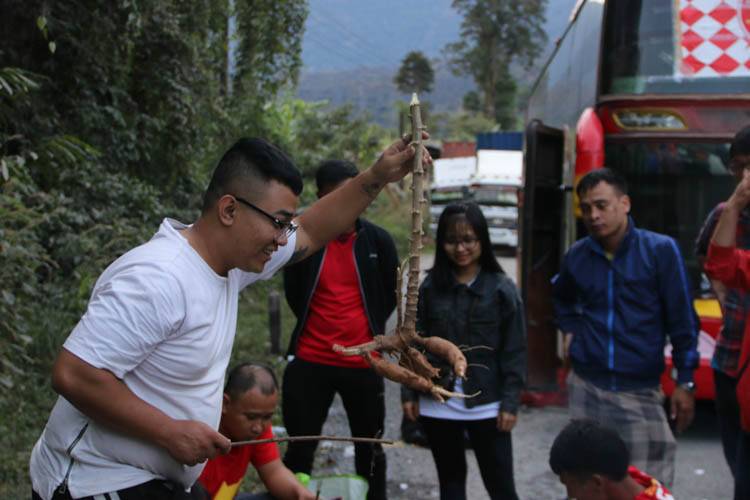 Tuy nhiên, mọi chuyện không được suôn sẻ như mọi người trong đoàn mong đợi. Khi vượt qua cửa khẩu Cầu Treo của Hà Tĩnh và tiến sâu vào đất Lào khoảng 100 km, chuyến xe của hội CĐV Việt Nam gặp vấn đề và phải nằm đường giữa rừng núi, nơi không có nhà dân.