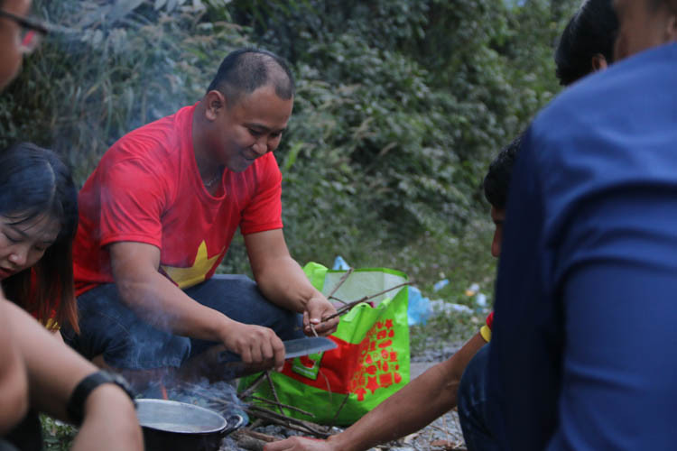 Nguyên nhân khiến cả đoàn cổ vũ đội tuyển Việt Nam tại trận đấu đầu tiên AFF Suzuki Cup 2018 phải dừng lại đó là tắc đường quốc lộ huyết mạch dẫn vào thủ đô Vientiane do 2 chiếc xe bồn cỡ lớn nằm ngang con đường lên đèo Con.