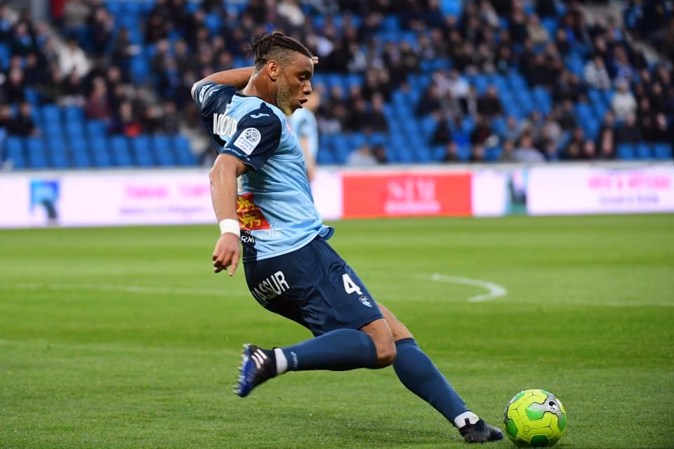 Arsenal nhắm mục tiêu thay Mertesacker: Với việc Per Mertesacker giải nghệ khi mùa giải này kết thúc, Arsenal đã nhắm đến tài năng trẻ 19 tuổi của Le Havre, Harold Moukoudi, cho vị trí trung vệ. Le Havre là CLB xuất thân của những cầu thủ như Paul Pogba và Dimitri Payet. Ảnh: Goal