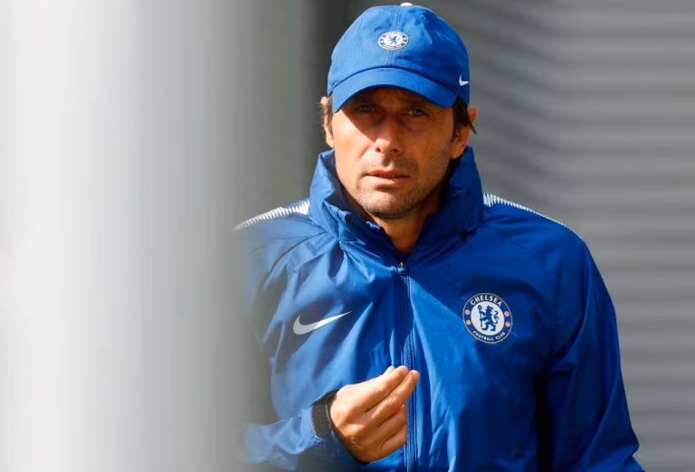 Conte nhấp nhổm muốn trở lại Italia: Thuyền trưởng Chelsea thừa nhận, ông nhớ quê nhà Italia và mong muốn trở lại một ngày không xa. Antonio Conte gây ấn tượng mạnh ngay trong mùa đầu tiên chân ướt chân ráo đến Premier League và rinh ngay về chiếc cúp vô địch cho đội bón của ông chủ Abramovich. Ảnh: Mirror