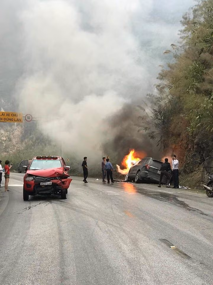 Dau dau xe ban tai tren QL 6, o to boc chay du doi