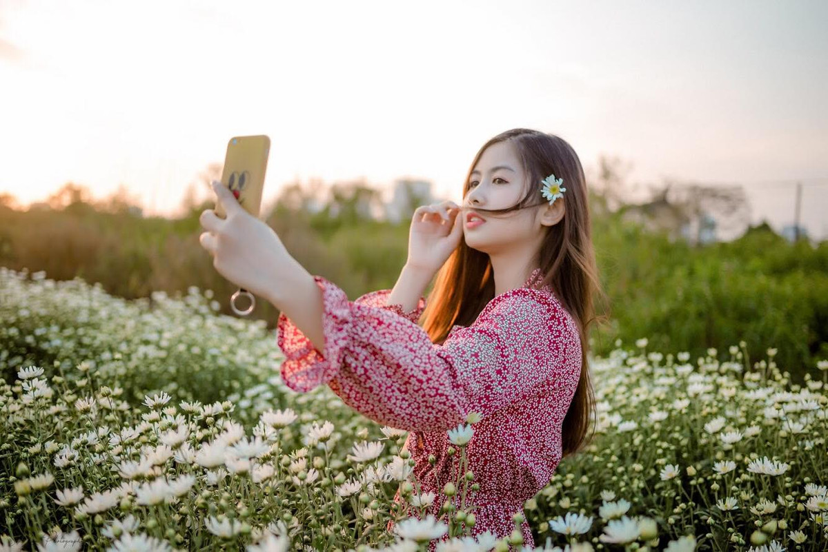 Nói về cuộc sống hiện tại, Thư Ngố chia sẻ rằng cô không theo học đại học vì muốn thích theo nghệ thuật. Nhưng sau 2 năm chần chừ kiến thức phổ thông chẳng còn nhiều nên quyết định dừng việc học để tìm một nghề nghiệp phù hợp.