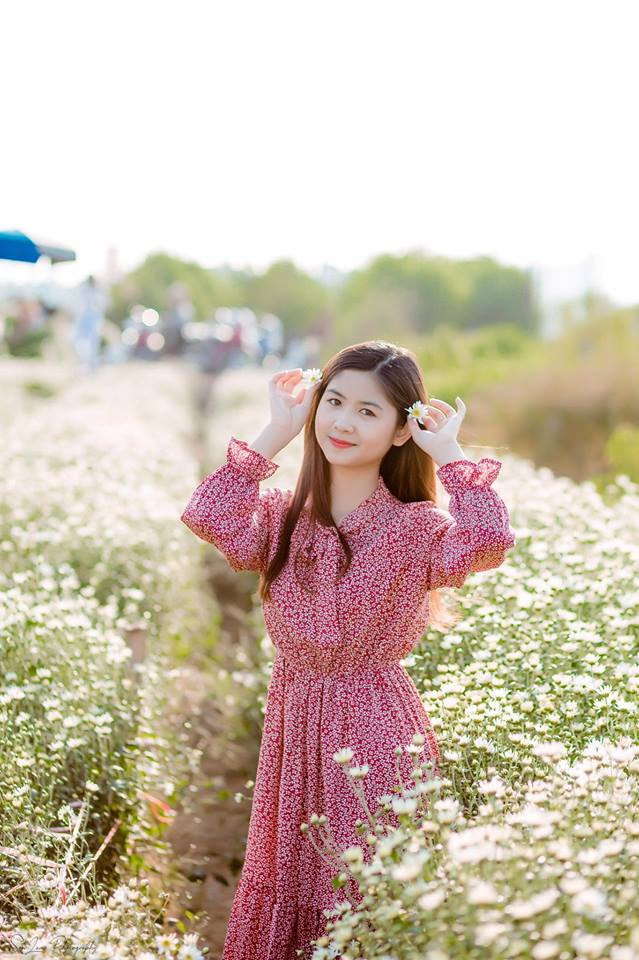 "Em từng có một khoảng thời gian bị áp lực đó là lúc bước vào cấp 3. Em chưa đủ mạnh mẽ để đối ứng với những ý kiến trái chiều. Nhưng dần dần em lấy sự yêu quý, động viên của mọi người để che lấp đi, sống thoải mái hơn", Thư Ngố chia sẻ.