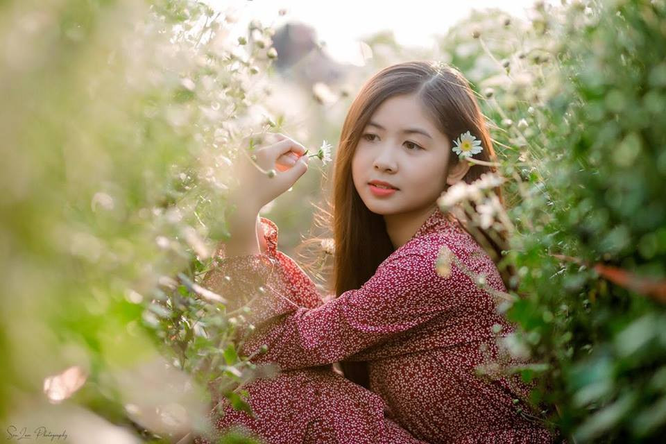 Năm 2017, Thư Ngố được nhiều người nhắc đến khi đăng kí tham gia cuộc thi Miss Teen và đã đi sâu với cuộc thi này. Tuy nhiên, sau đó hot girl 9X này này lại im hơi lặng tiếng cho tới vừa qua mới tiếp tục trở lại bằng bộ ảnh cúc họa mi một sớm đầu đông.