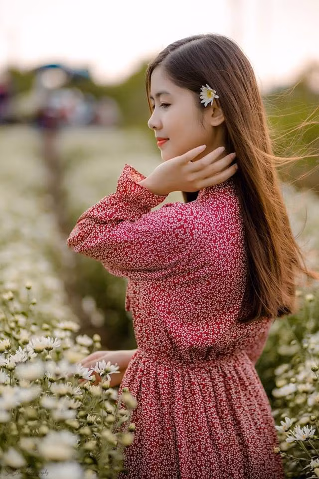 Sau 1 năm im hơi lặng tiếng, nhiều dân mạng nhận xét rằng Thư Ngố không còn sự ngây ngô, nhí nhảnh như ngày mới nổi tiếng, thay vào đó cô nàng có suy nghĩ trưởng thành hơn của thiếu nữ tuổi 19.