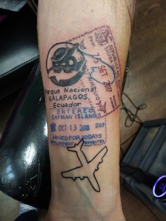 Một số dân mạng khác tếu táo thì cho rằng, việc T.Đ xăm căn cước công dân lên tay một là vì không lo mất giấy tờ, hai là không quên được mã số mỗi khi ra ngân hàng....