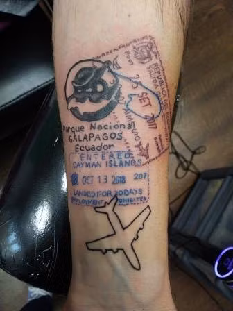 Một số dân mạng khác tếu táo thì cho rằng, việc T.Đ xăm căn cước công dân lên tay một là vì không lo mất giấy tờ, hai là không quên được mã số mỗi khi ra ngân hàng....