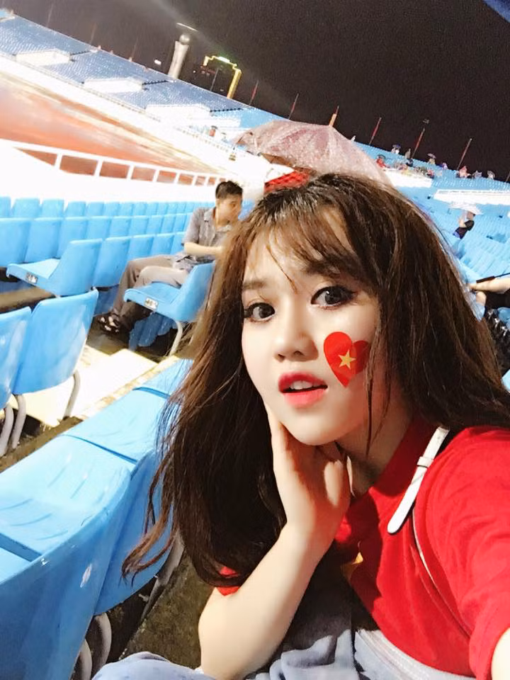 Sinh ra và lớn lên tại Quảng Nam, hiện Thùy Dung đã "nam tiến" vào Sài Gòn để đi làm và nuôi tiếp đam mê cháy bỏng với quả bóng tròn của mình. Ảnh trong bài: FBNV.