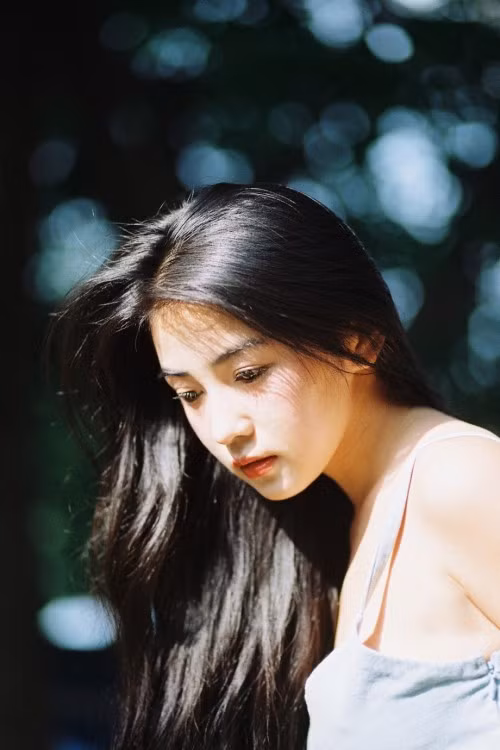 Hot girl 9X được nhắc tới nổi tiếng với những bức ảnh màu film cổ đó là Hoàng Khai Nha (23 tuổi, đến từ Tứ Xuyên, Trung Quốc), sinh năm 1995.