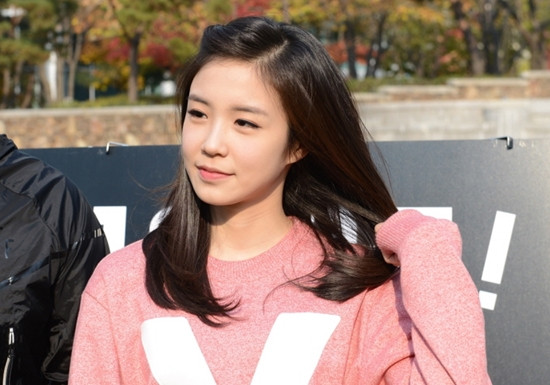 Bên cạnh thành công trong sự nghiệp, Jang Ye Won cũng từng vướng không ít lùm xùm đời tư như nghi án phẫu thuật thẩm mỹ hay tin đồn hẹn hò với vận động viên bơi lội nổi tiếng Hàn Quốc - Park Tae Hwan.