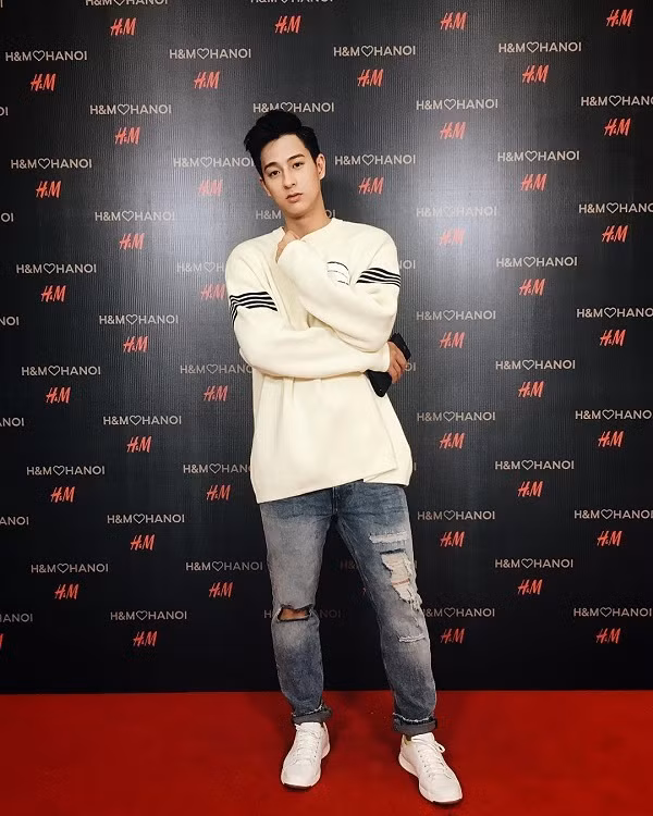 Chiều cao 1m83, vóc dáng cân đối săn chắc cùng gương mặt điển trai, đầy nam tính, quả không sai khi Hồng Nam được xem là một trong những vận động viên có nhiều fan nữ nhất làng thể thao Việt.