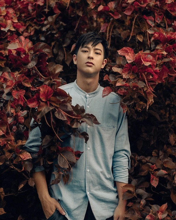 Ngoài những bộ trang phục thi đấu thì phong cách thời trang thường ngày đa dạng, cá tính của chàng hot boy cầu lông này cũng gây được nhiều ấn tượng.