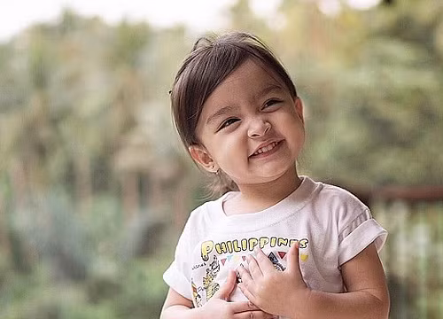 CĐM sau khi xem xong loạt ảnh về cô bé thiên thần Zia và biết tin em trai của Zia mới chào đời thì ai ai cũng cảm thấy ngưỡng mộ, trước là vì sở hữu nhan sắc trời phú của ba mẹ, sau là gì được sinh ra trong gia đình giàu có.