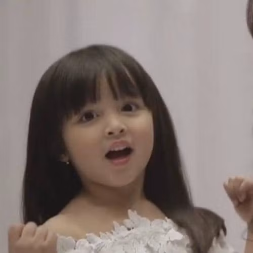 Gương mặt cực dễ thương của Zia khiến người hâm mộ thích thú. Bé mới 4 tuổi mà đã đạt đến đẳng cấp nhan sắc như thế này.