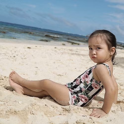 Nhờ sự xinh đẹp và lém lỉnh từ nhỏ, Zia được coi là sao nhí hot nhất nước này, thậm chí tiền cát-xê của cô bé còn cao hơn cả mẹ là mỹ nữ Philippines.