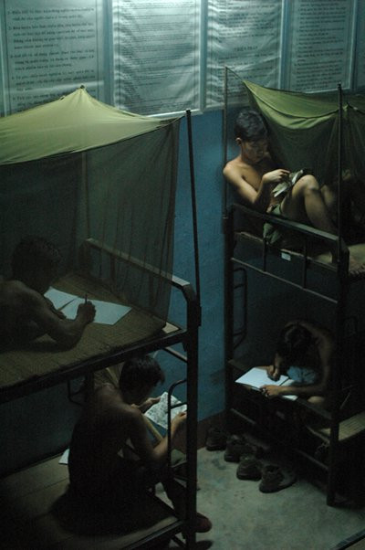 Kết thúc một ngày của các tân binh đó là việc giải trí bên những cuốn truyện tranh, làm những bài tập hay viết thư về cho gia đình. Ảnh: Tạ Nguyên Hiệp.