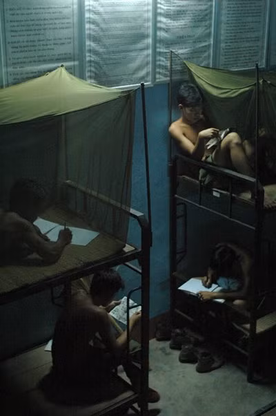 Kết thúc một ngày của các tân binh đó là việc giải trí bên những cuốn truyện tranh, làm những bài tập hay viết thư về cho gia đình. Ảnh: Tạ Nguyên Hiệp.