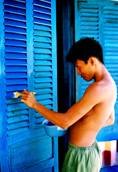 Để sửa sang lại chỗ ở của mình cho tinh tươm, anh tân binh tên Bờm quét lại sơn cửa.