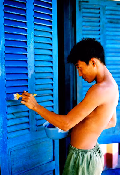 Để sửa sang lại chỗ ở của mình cho tinh tươm, anh tân binh tên Bờm quét lại sơn cửa.