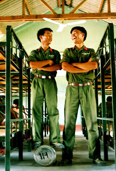 Sau những giờ học tập nghiêm túc những chàng lính trẻ lại vui đùa.