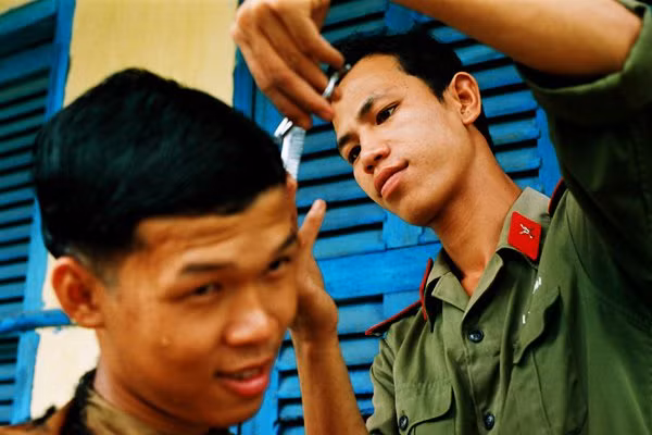 Anh chàng có tài cắt tóc trong lính được anh em gọi với cái tên thân mật đó là "kẻ cầm đầu thiên hạ".