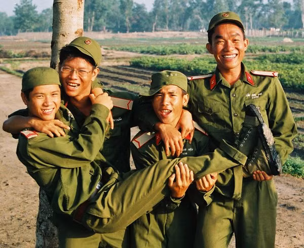 Vẫn là những nụ cười đó, ánh mắt hồn nhiên đó. Nụ cười của người lính trẻ tại quân trường ở Sư đoàn 5.