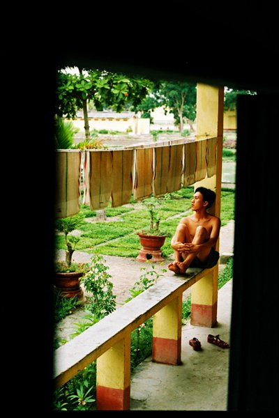 Một phút bâng khuâng, ngồi dựa tường nhìn về xa xôi trong nỗi nhớ nhà khôn nguôi của một chàng tân binh trẻ tuổi.