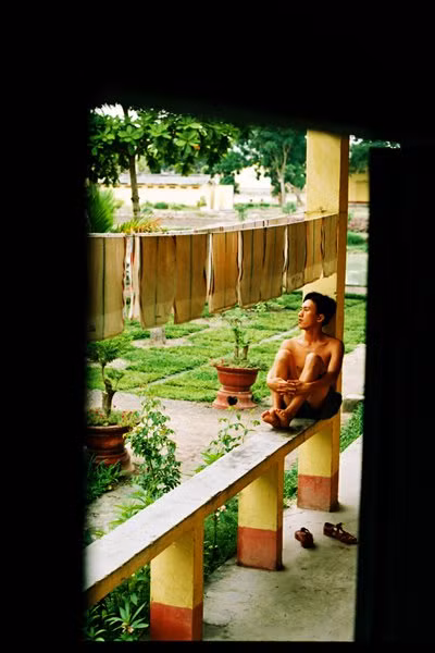 Một phút bâng khuâng, ngồi dựa tường nhìn về xa xôi trong nỗi nhớ nhà khôn nguôi của một chàng tân binh trẻ tuổi.