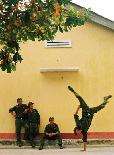 Ở một góc khác những chàng trai màu áo lính đang thể hiện vũ khúc hiphop một cách say mê.