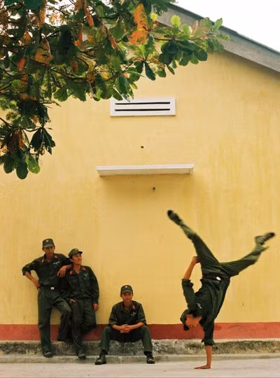 Ở một góc khác những chàng trai màu áo lính đang thể hiện vũ khúc hiphop một cách say mê.