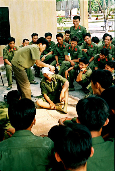 Những ngày đầu nhập lính, những chàng lính trẻ được các cán bộ cấp trên hướng dẫn cho rất nhiều thứ mà họ chưa bao giờ phải làm như việc băng bó vết thương cho mình cũng như cho đồng đội.