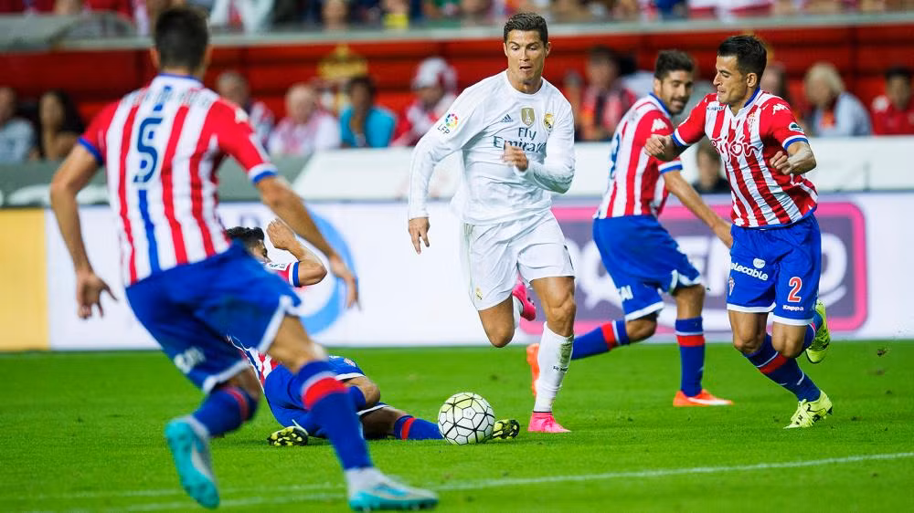 Đứng thứ hai trong danh sách những cầu thủ hay nhất thế giới 2015 của The Guardian là Cris Ronaldo của Real Madrid. Siêu sao người Bồ Đào Nha đã có 4.620 điểm và chỉ có 8 người đánh giá siêu sao người Bồ là hay nhất