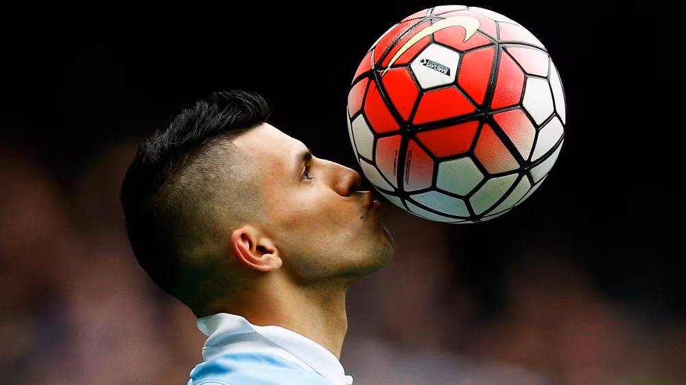 Trở lại sau một mùa giải phải vật lộn với chấn thương nhưng các chuyên gia cũng đánh giá rất cao tiền đạo của CLB Man City là Sergio Aguero và điều này giúp cầu thủ người Argentina này lọt vào danh sách những cầu thủ hay nhất thế giới 2015 của The Guardian.