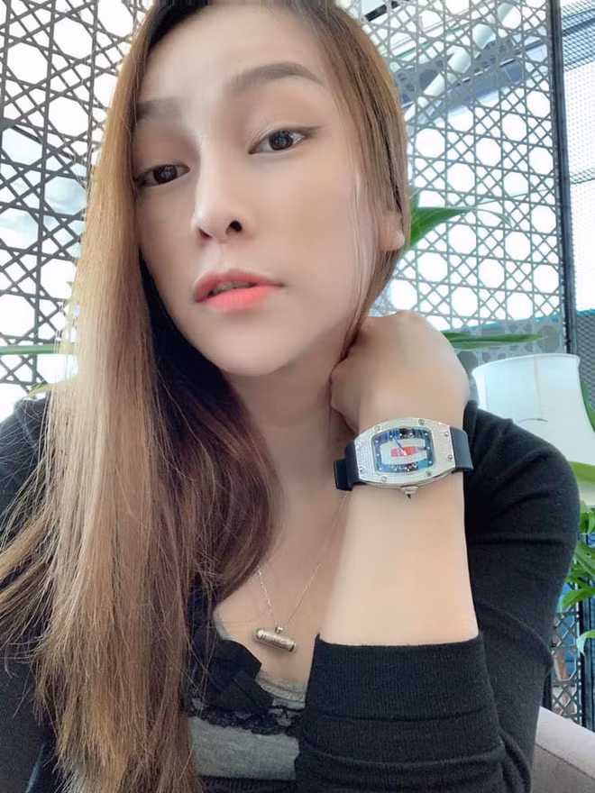 Phương Thúy đang tận hưởng trọn vẹn cuộc sống giàu sang mà đầy an nhiên, hạnh phúc sau 1 lần đổ vỡ trong chuyện tình cảm với đại gia Minh Nhựa.