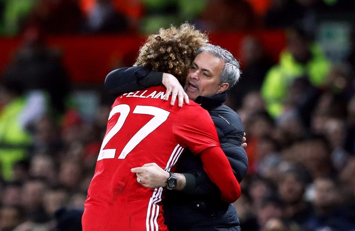 Chuyển nhượng cầu thủ từ Manchester Everning News, Fellaini chưa đồng ý với bất kỳ điều khoản nào mà Arsenal đưa ra và MU muốn giữ tiền vệ người Bỉ.