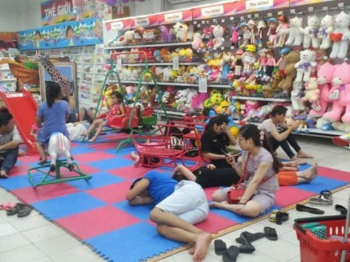 Việc tránh nóng của các phụ huynh khiến không gian vui chơi của những đứa trẻ ở các khu trung tâm thương mại hẹp lại.