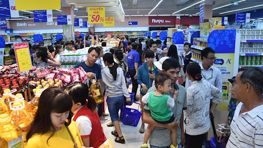 Theo nhiều người, vào những trung tâm thương mại trong những ngày nắng không chỉ làm giảm nhiệt cơ thể mà còn để mua sắm. Nhưng việc nằm, ngồi, tập trung đông đúc là điều không nên vì nó làm mất đi vẻ lịch sự.