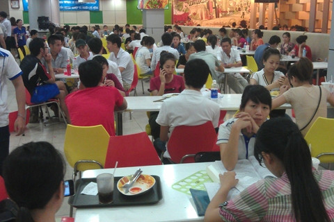 Không những thế, hình ảnh người dân tránh nóng còn gây mất mỹ quan, làm ảnh hưởng tới hoạt động kinh doanh cũng như trật tự, an ninh tại TTTM.