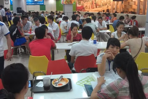 Không những thế, hình ảnh người dân tránh nóng còn gây mất mỹ quan, làm ảnh hưởng tới hoạt động kinh doanh cũng như trật tự, an ninh tại TTTM.