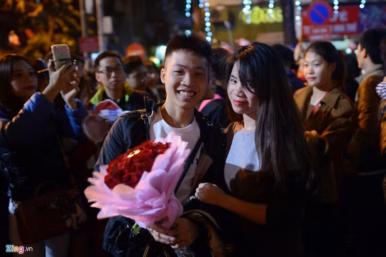 Theo chia sẻ của nickname Anh Tu Pham, quảng trường Nhà thờ Lớn Hà Nội còn là địa điểm khá thích hợp cho màn cầu hôn hoặc để các bạn trẻ trao cho nhau những cử chỉ ấm áp nhất trong đêm Giáng sinh. Bởi ở đây, ngoài việc được nghe những bản Thánh ca, các bạn trẻ còn được hòa mình vào dòng người nhộn nhịp đón ngày lễ đặc biệt trong năm. Ảnh: Zing