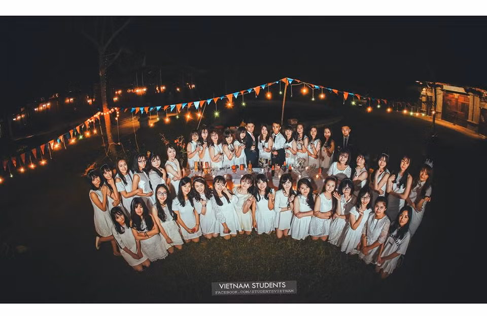 Trong ánh đèn lung linh, các cô cậu học trò thả sức tạo dáng cho bộ ảnh kỷ yếu của mình.