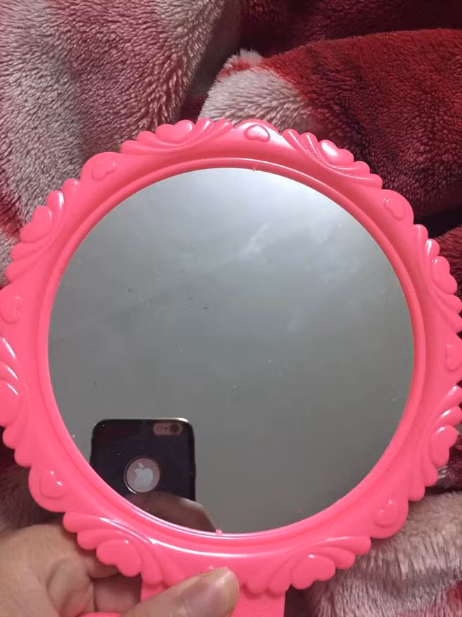 Không quá đầy đủ, hiện đại, đủ thứ ăn chơi như giới trẻ hiện tại nhưng thế hệ 8X, 9X có lẽ chính là những người may mắn nhất khi được trải nghiệm một tuổi thơ dữ dội. Mới đây, trên MXH, cư dân mạng cũng đã đua nhau khoe hình ảnh một vật dụng huyền thoại đó là chiếc gương nhựa tròn.