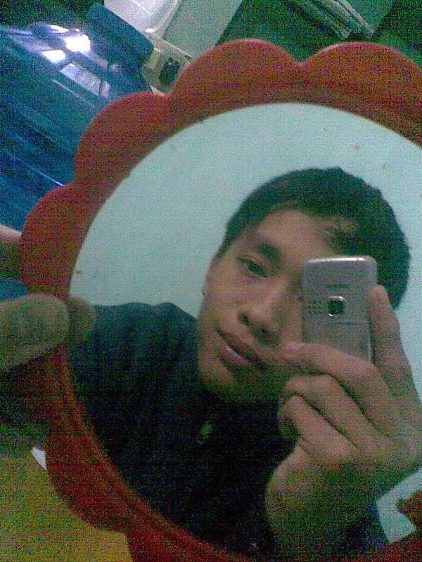 Ngoài công dụng soi gương những chiếc gương thần thánh còn là dụng cụ để các thanh niên thế hệ 8X, 9X tự sướng khi camera selfie chưa "sinh ra".