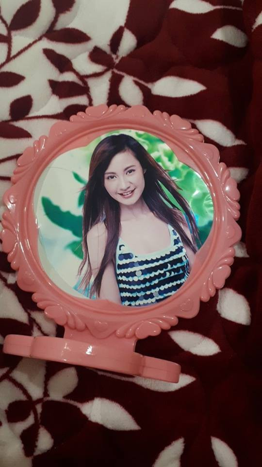 Nhìn thì có vẻ mỏng manh, thế mà sức sống của những chiếc gương kiểu này lại cực kì mãnh liệt. Nó có thể được sử dụng trong gia đình bạn cả chục năm, thậm chí ngay cả khi viền nhựa ở ngoài đã vỡ hết góc này góc kia nhưng chất lượng gương bên trong thì đi cùng năm tháng.