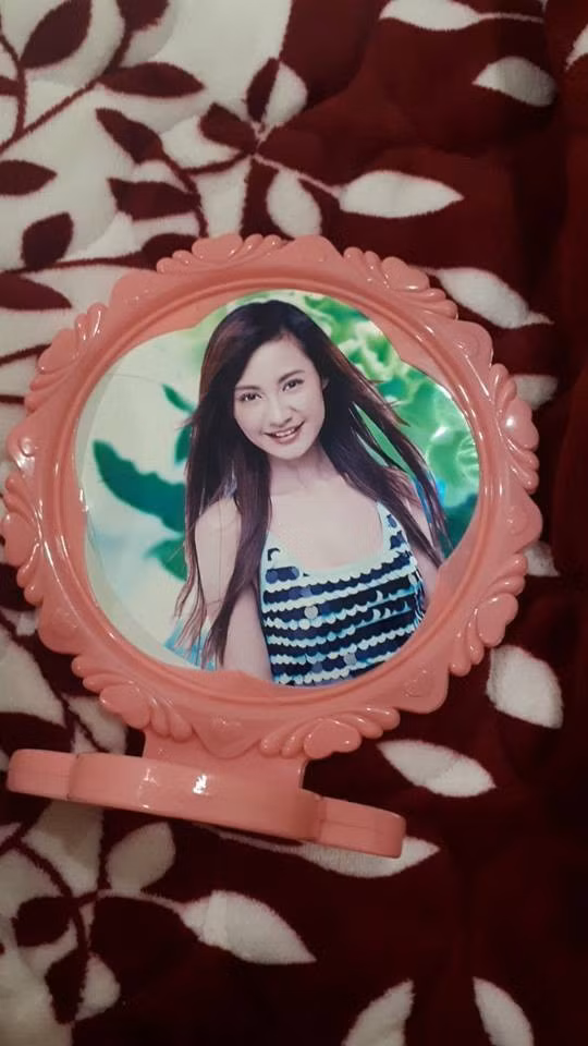 Nhìn thì có vẻ mỏng manh, thế mà sức sống của những chiếc gương kiểu này lại cực kì mãnh liệt. Nó có thể được sử dụng trong gia đình bạn cả chục năm, thậm chí ngay cả khi viền nhựa ở ngoài đã vỡ hết góc này góc kia nhưng chất lượng gương bên trong thì đi cùng năm tháng.