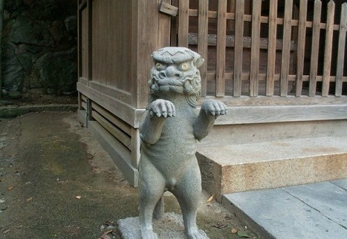 Ngồi nhiều quá ê mông rồi, chú sư tử đá này đứng dậy và có dáng đi chẳng kém gì zombie.