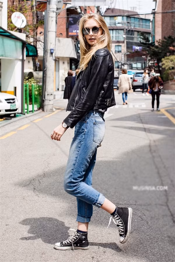 Bước chân quyền lực tạo cảm giác tự nhiên hơn cho bức ảnh. Bạn không cần bước quá nhiều, chỉ cần lặp lại 2-3 bước để người chụp ảnh bắt được khoảnh khắc "xuất thần" của bạn là được rồi.